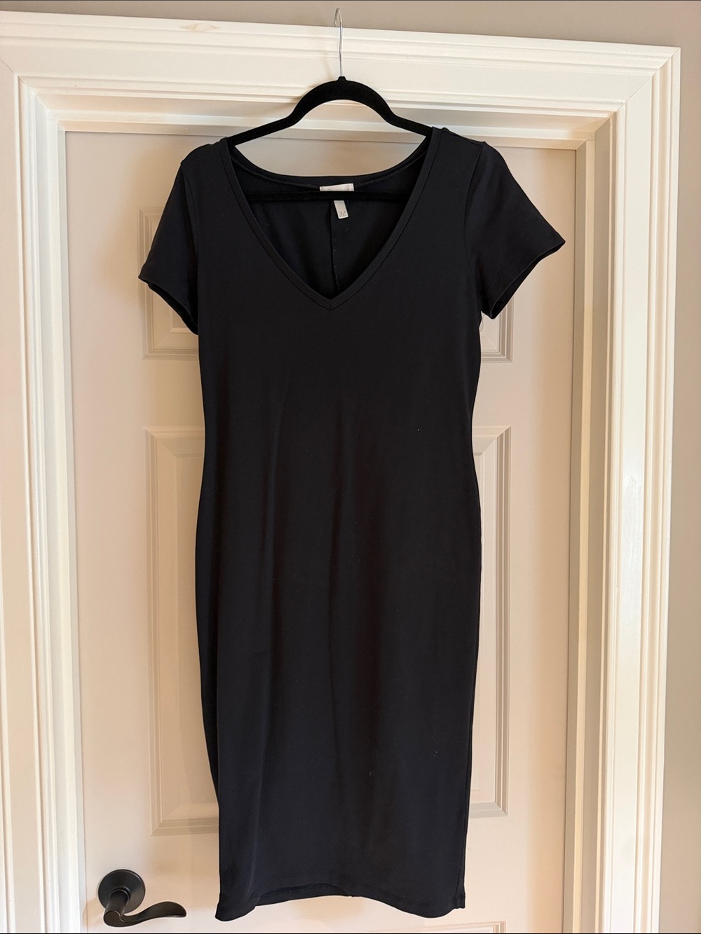 Leith Black Short Sleeve V-Neck Midi Dress